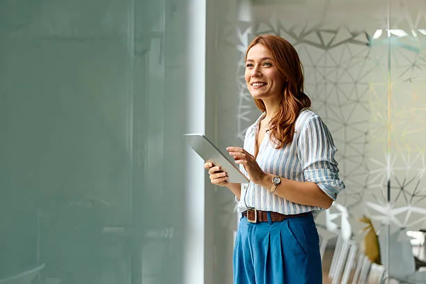 Une cliente travaille sur son ordinateur portable à l'extérieur