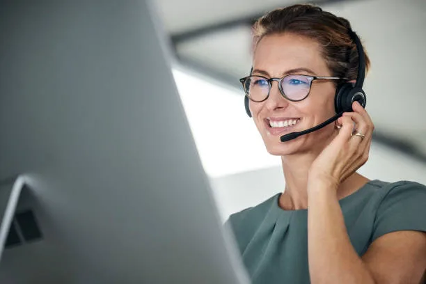 Une collaboratrice répond au téléphone avec un casque